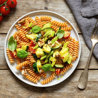 Low-Carb-Rezept: Gemüsenudeln mit Ofen-Feta