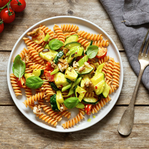 Low-Carb-Rezept: Gemüsenudeln mit Ofen-Feta