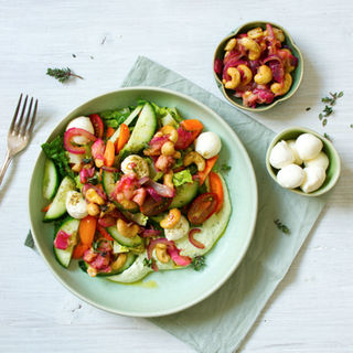 Frühlingssalat mit Fetacreme und Rhabarber