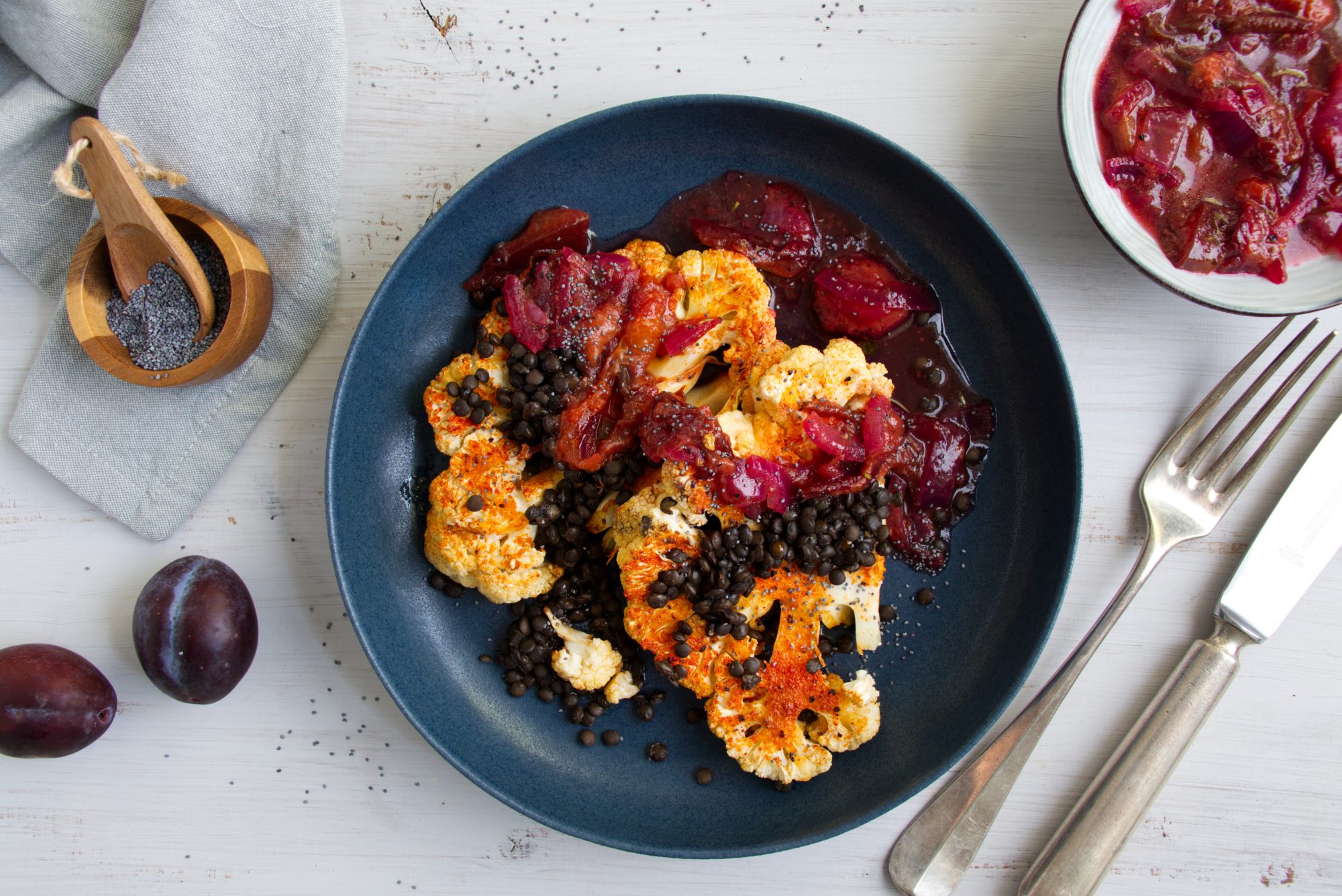 Blumenkohl liegen auf einem dunklen Teller mit hellem Untergrund