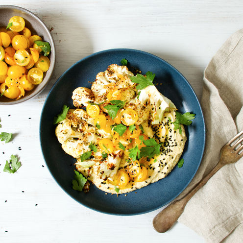 Blumenkohlsteak auf Hummus mit Tomatensalat 