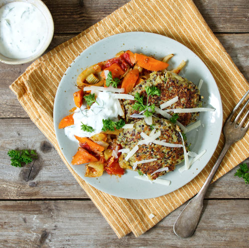 Käse-Quinoa-Bratlinge auf Pfannengemüse
