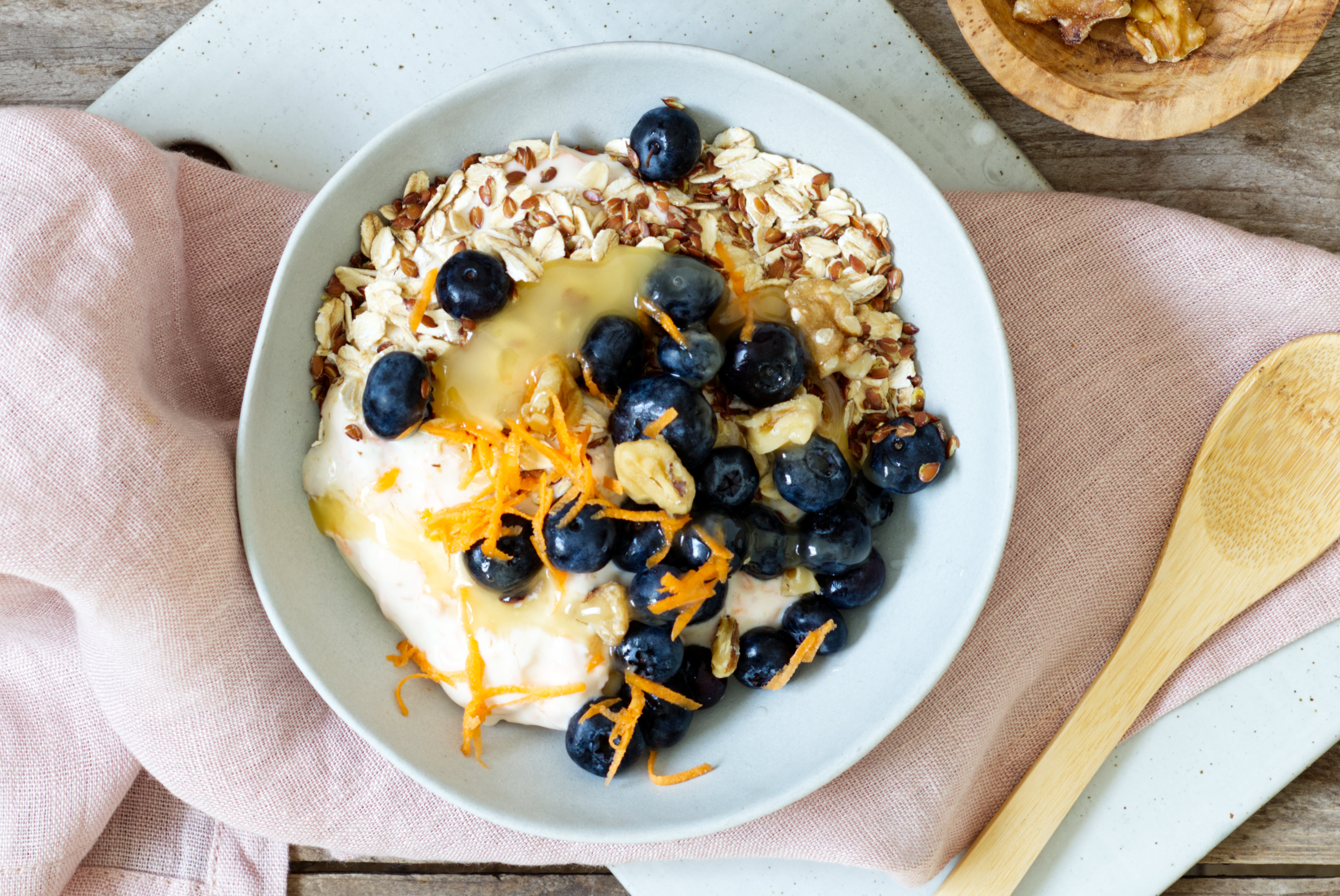 Möhren-Nuss-Sojajoghurt mit Heidelbeeren und Haferflocken