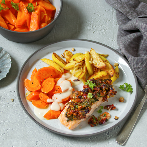 Ofenlachs mit Kräuterkruste, Möhren und Bratkartoffeln