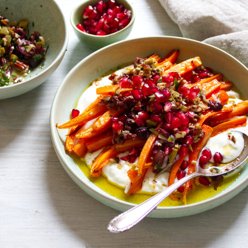 Rezept: Geröstete Honig-Möhren auf Ziegenkäse mit Oliven-Nuss-Topping