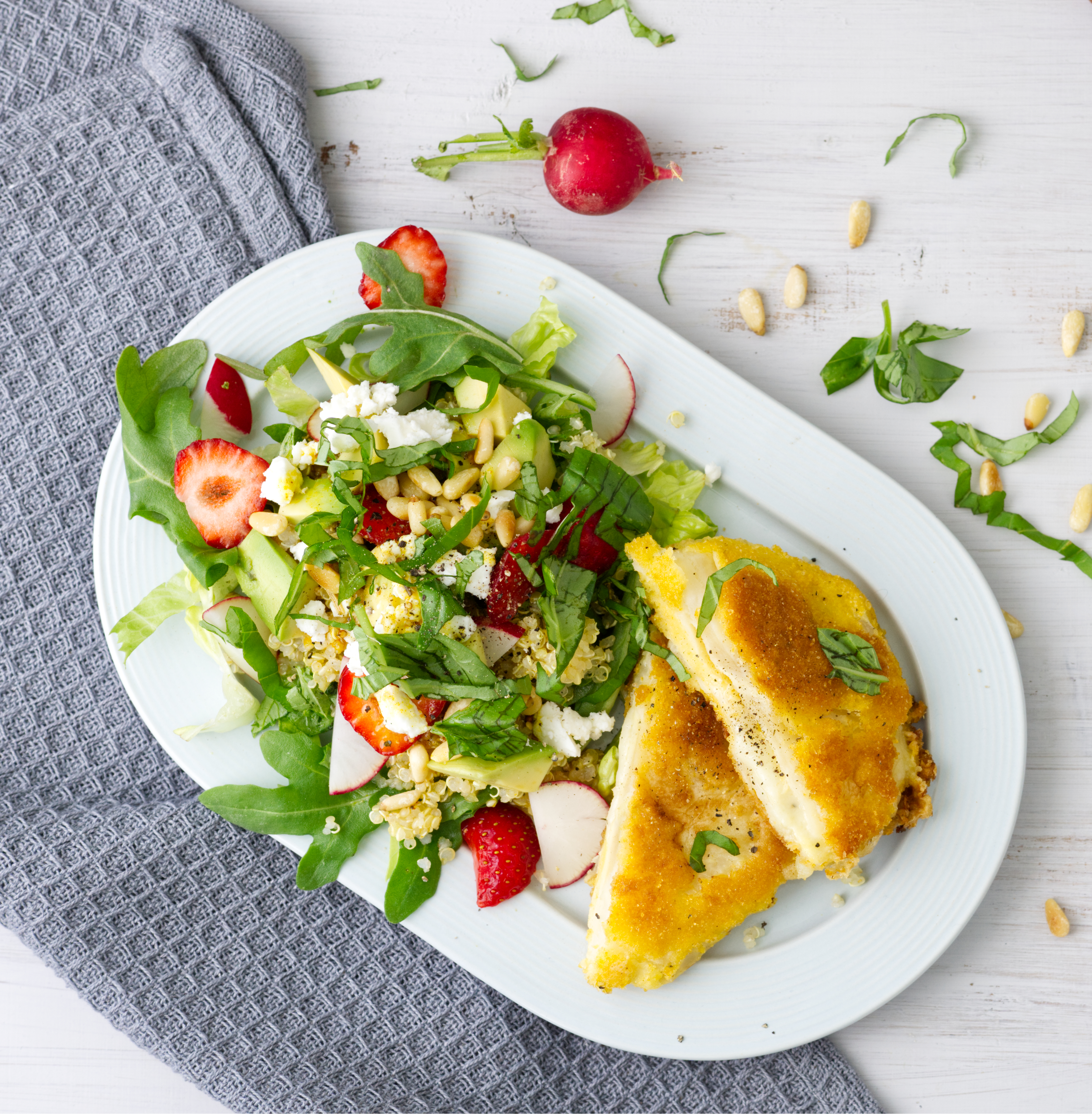 gefüllte Selleriescheiben, paniert mit Dinkelsemmelbrösel mit Salat