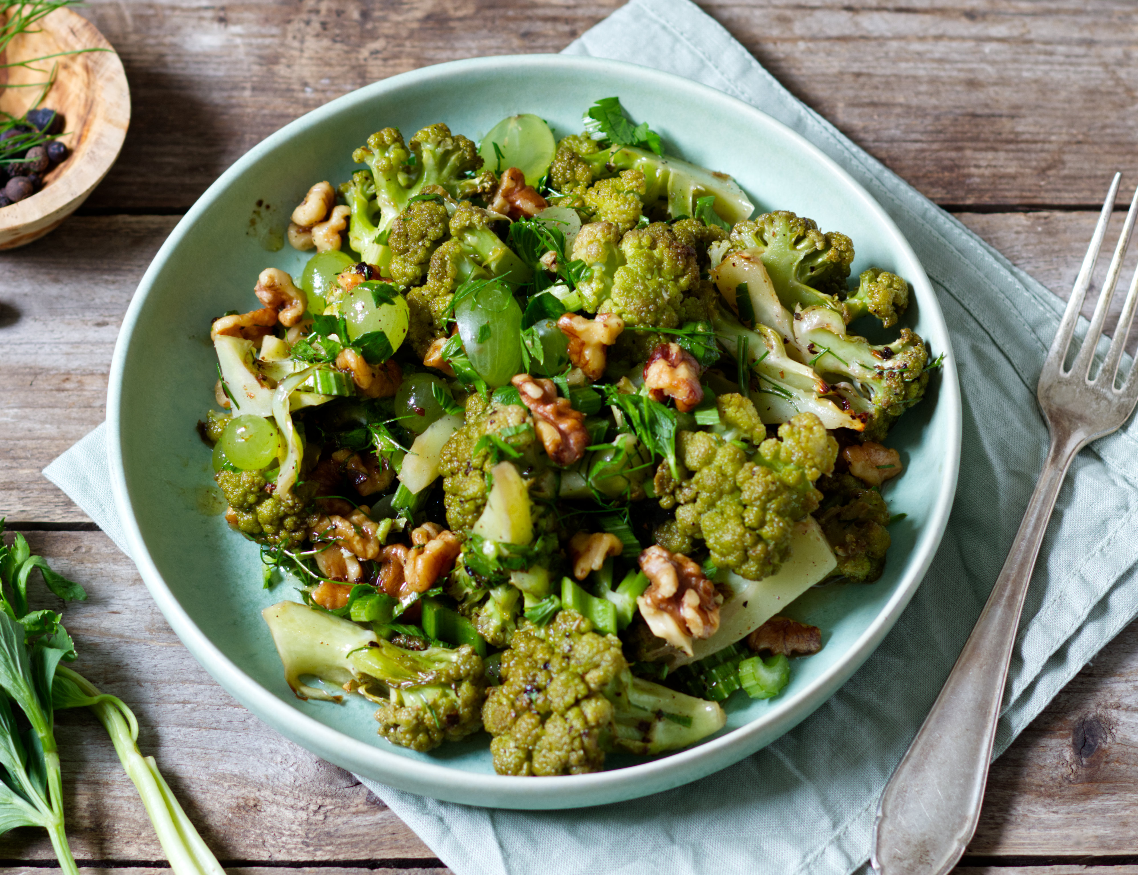 Blumenkohlsalat mit Sellerie, Trauben und orientalischem Dressing