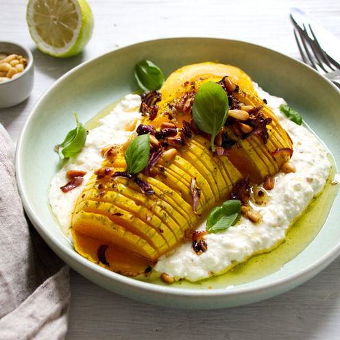 Rezept: Hasselback-Butternuss-Kürbis mit Fetadip