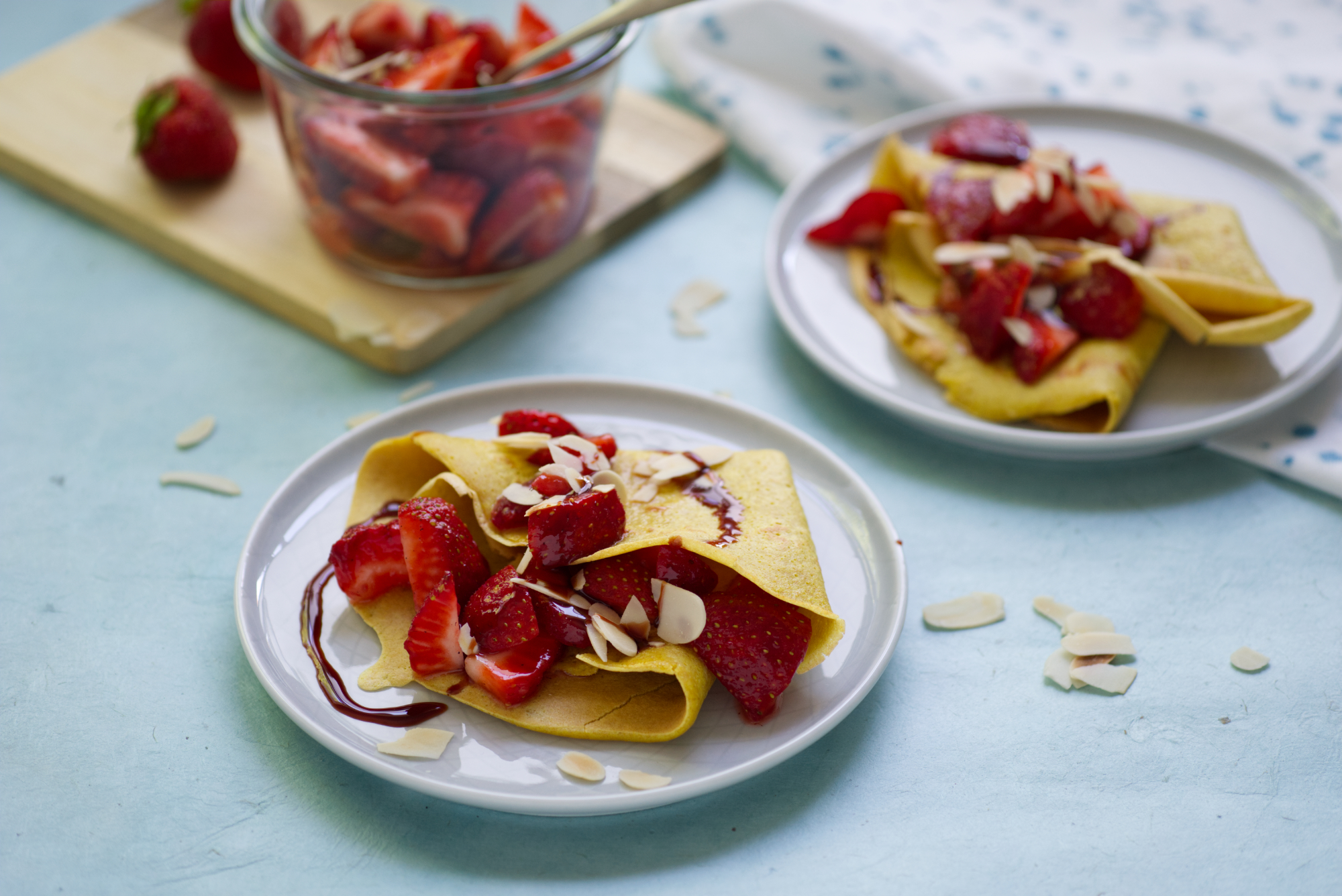 Kurkumapfannkuchen mit Erdbeeren
