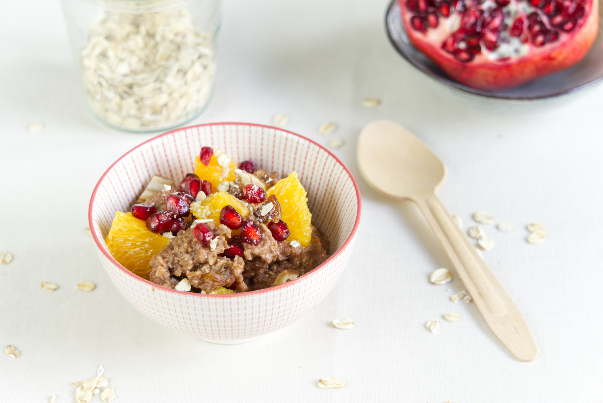 Schoko-Zimt-Porridge mit Orangen und Granatapfel