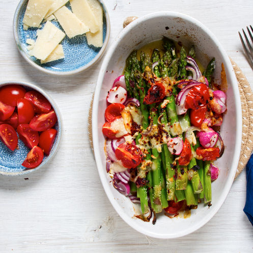 Rezept: Ofenspargel mit Parmesan und Radieschen