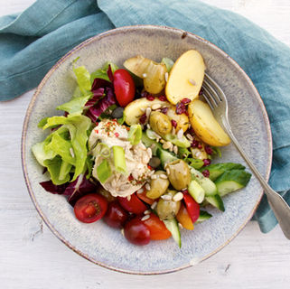 Mediterrane Bowl mit Hummus und Kartoffeln