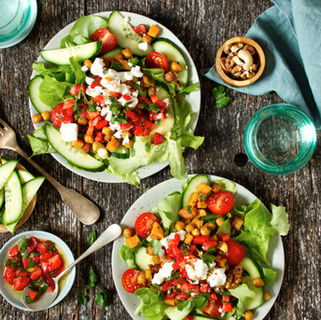Bunter Salat mit Kichererbsen, Süßkartoffeln, Feta und Erdbeer-Dressing