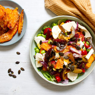 Parmesan-Kürbis-Salat mit Mozzarella und Zwetschgen