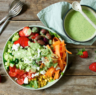 Gemischter Salat mit Feta und Petersilien-Dressing