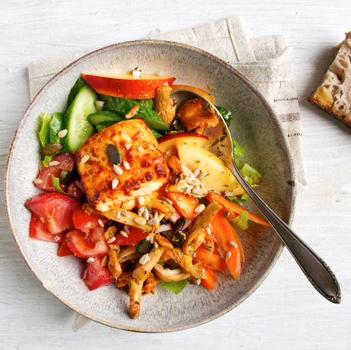 Salat Bowl mit Pfifferlingen und Halloumi