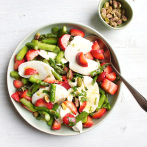Frisch, bunt und vitallstoffreich: Spargel-Erdbeer-Salat