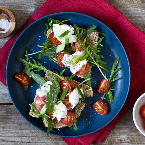Sauerteigbrote mit Tomaten und Burrata
