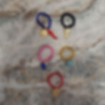 anelli elasticizzati con perline e charms di diversi colori e soggetti