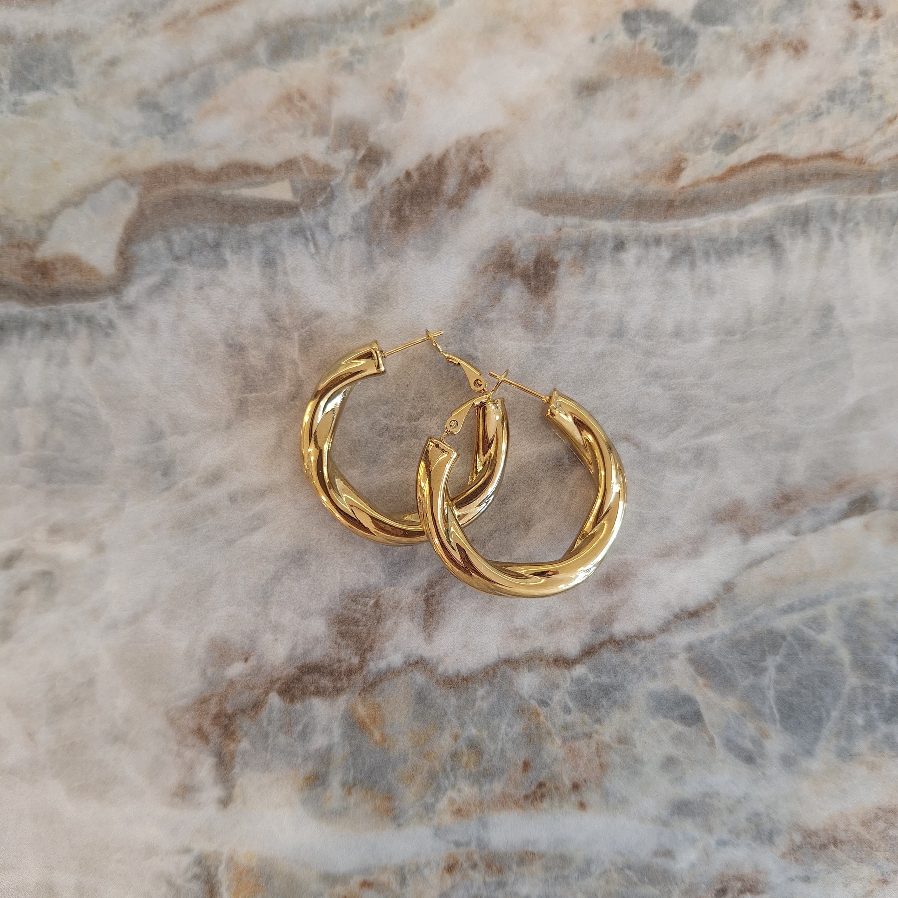 orecchini a cerchio effetto torchon in acciaio dorato a lobo