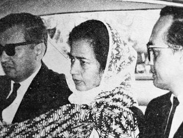 Jenazah Ade Irma digendong Ibunda tercinta Johana Sunarti di dalam mobil yang akan membawa ke Pemakaman Blok P. (Repro "Memenuhi Panggilan Tugas")