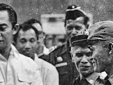 Gubernur DKI Jakarta Ali Sadikin menerima prajurit Suku Dayak dari Kalimantan pada 17 Maret 1972. (Perpusnas RI).