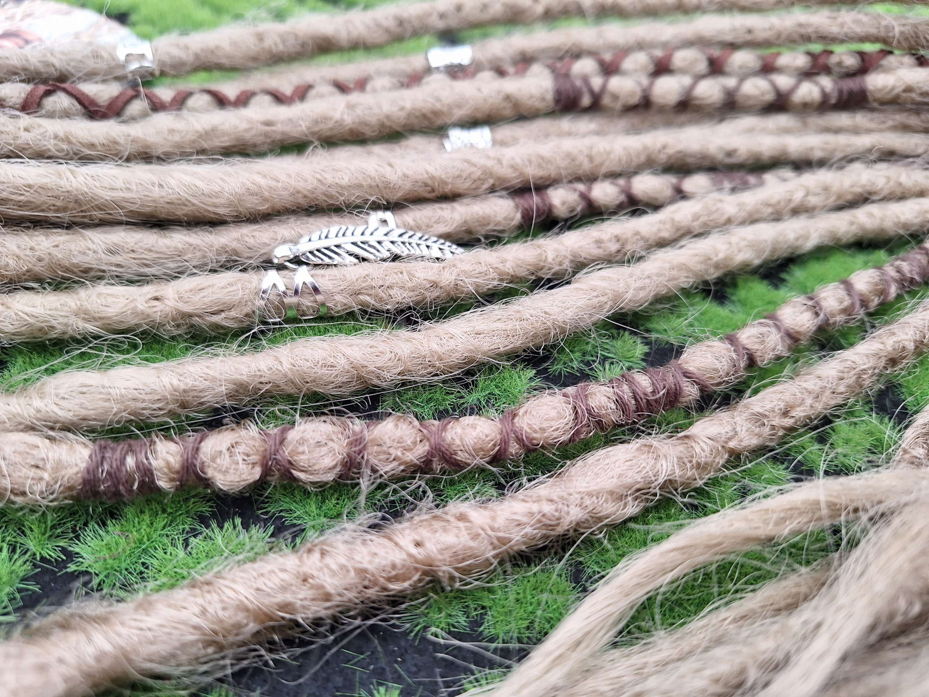 Dread Set am Haargummi Asch Blond