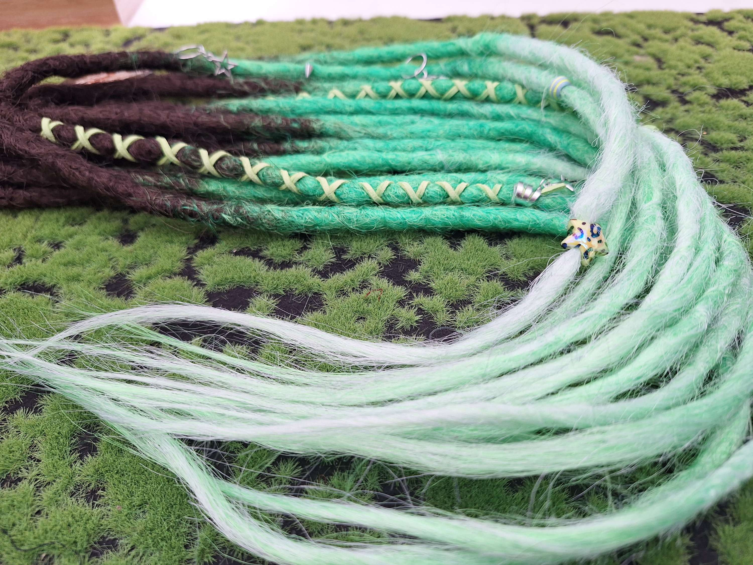 Dread Set am Haargummi Braun- Neon Grün-hell Grün Ombree