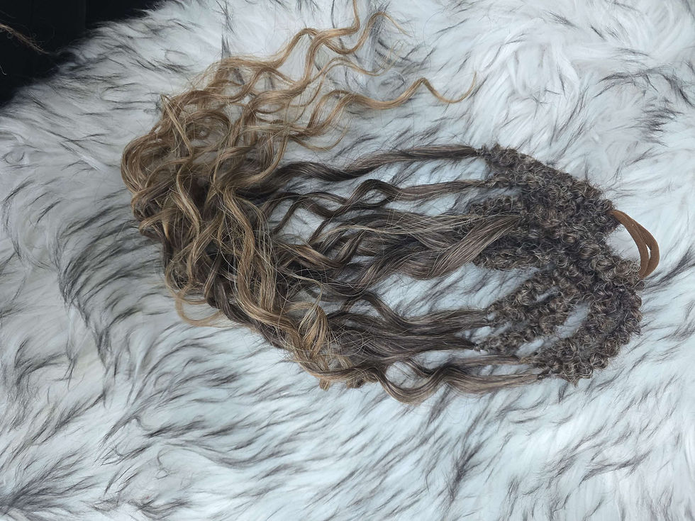 Miniaturbild: Locken Haar am Haargummi Braun mit hellern Spitzen
