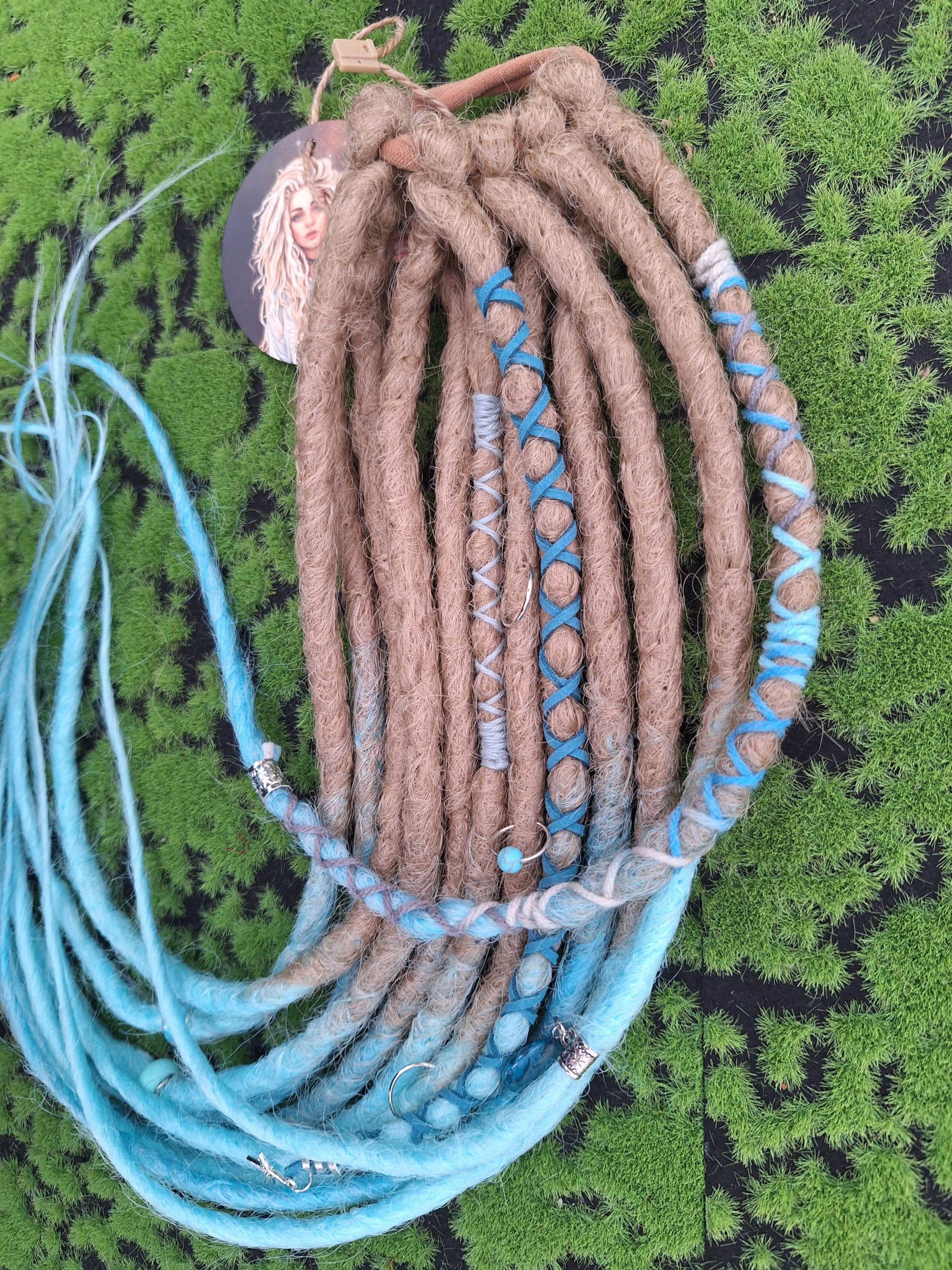 Dread Set am Haargummi Dunkles Asch Blond mit hellblauen Spitzen
