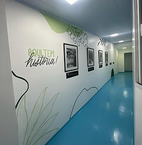artes em parede na farma debora teresópolis. arte no laboratório em tons de verde. arte floral e botânica
