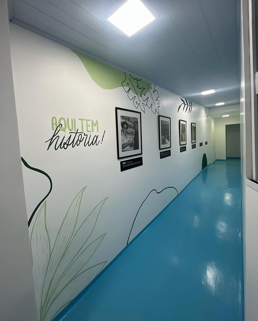 artes em parede na farma debora teresópolis. arte no laboratório em tons de verde. arte floral e botânica
