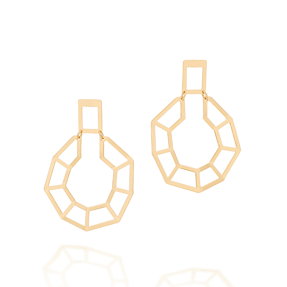 Brinco formado por detalhes geométricos vazados