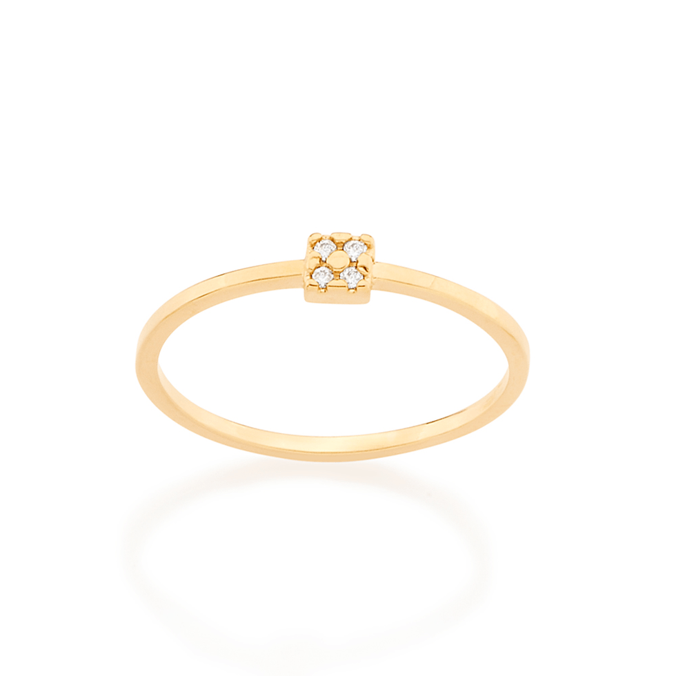 Anel formado por aro fino com parte superior vazada tendo 2 zircônias r