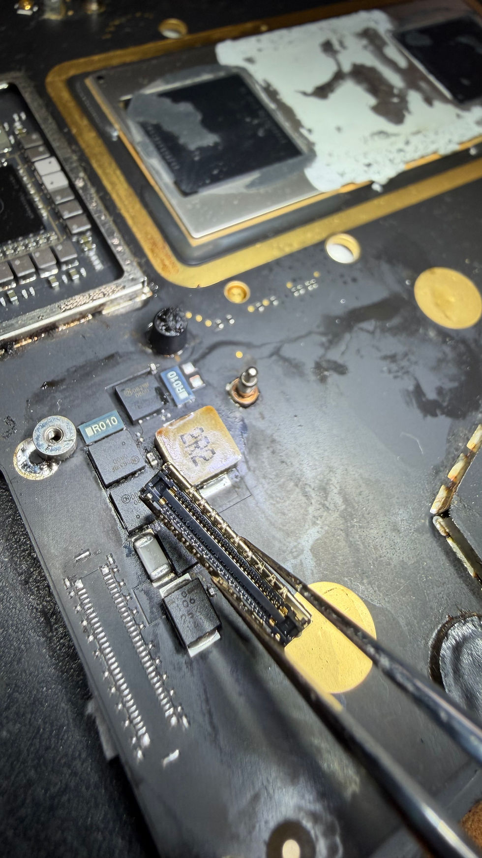 💧 M1 Pro MacBook Pro A2442 Sıvı Teması — LVDS, Backlight ve Ses Devresi Onarımı