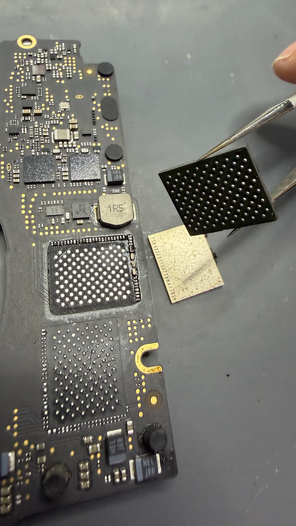 Ice Tea Dökülen MacBook Pro A2141 16" Açılmıyordu | NAND ve Trackpad Onarımı Başarıyla Tamamlandı