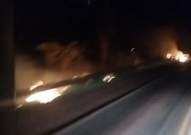 Incêndio em carreta mobiliza bombeiros na BR-262, em Corumbá