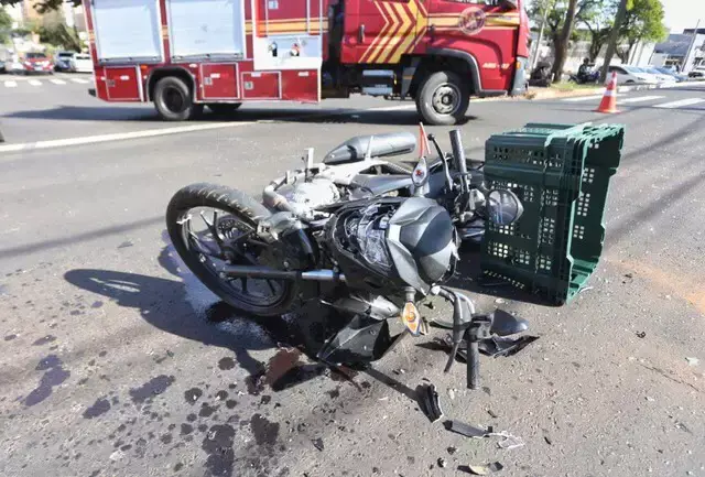 Motociclista fica ferida após carro furar sinal e provocar acidente