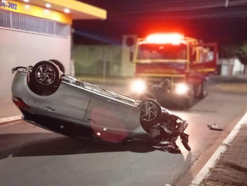 Veículo capota durante a madrugada e deixa mulher ferida em Corumbá