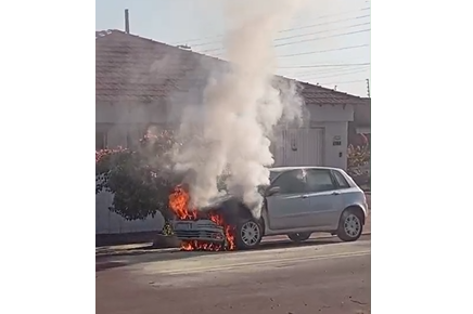 Carro pega fogo em Ladário e Corpo de Bombeiros age rápido para conter as chamas