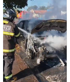 Carro Peugeot 408 pega fogo e sofre grandes danos em Corumbá