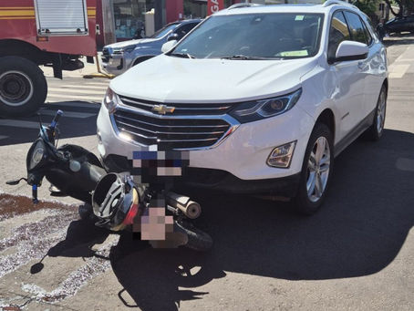 Colisão entre carro e moto deixa mulher ferida no Centro de Corumbá