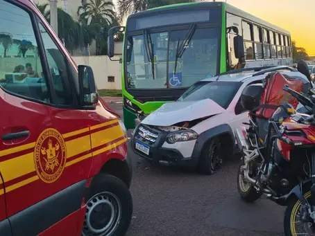 Ônibus a gás do Consórcio Guaicurus se envolve em acidente e passageira fica ferida