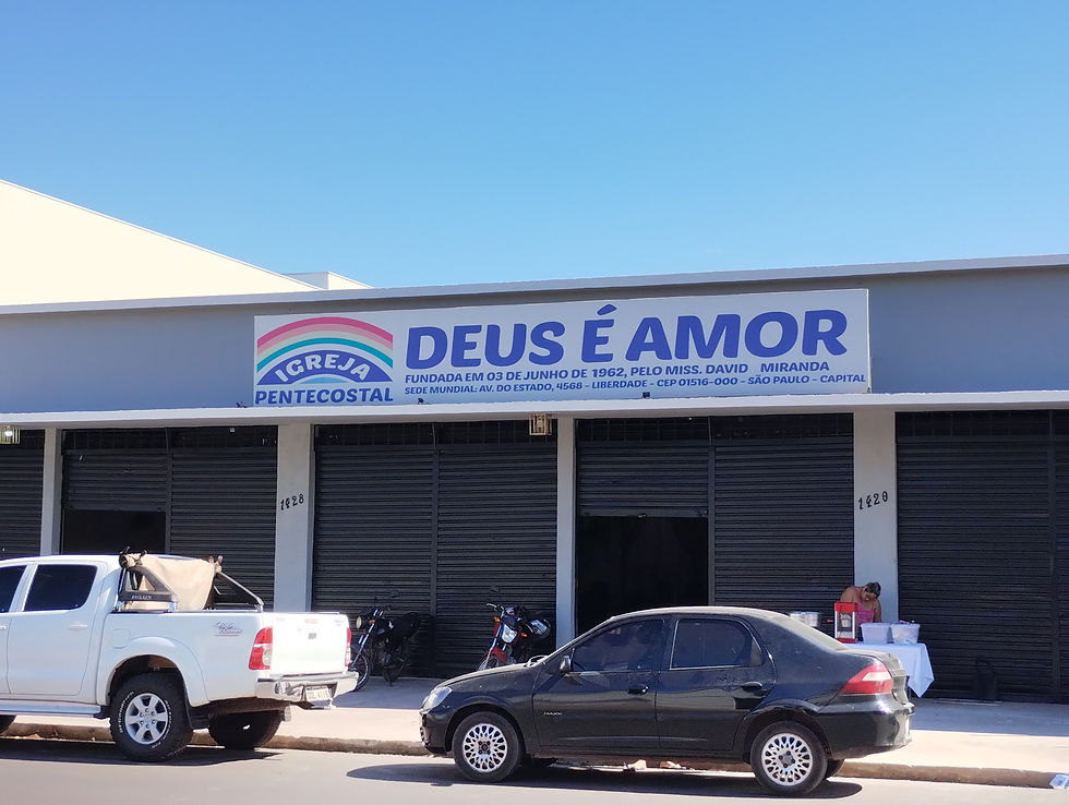 Deus é Amor: Igreja com carros estacionados na frente