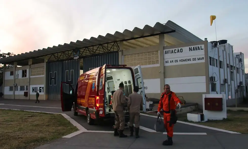 Socorro médico em hangar da aviação naval