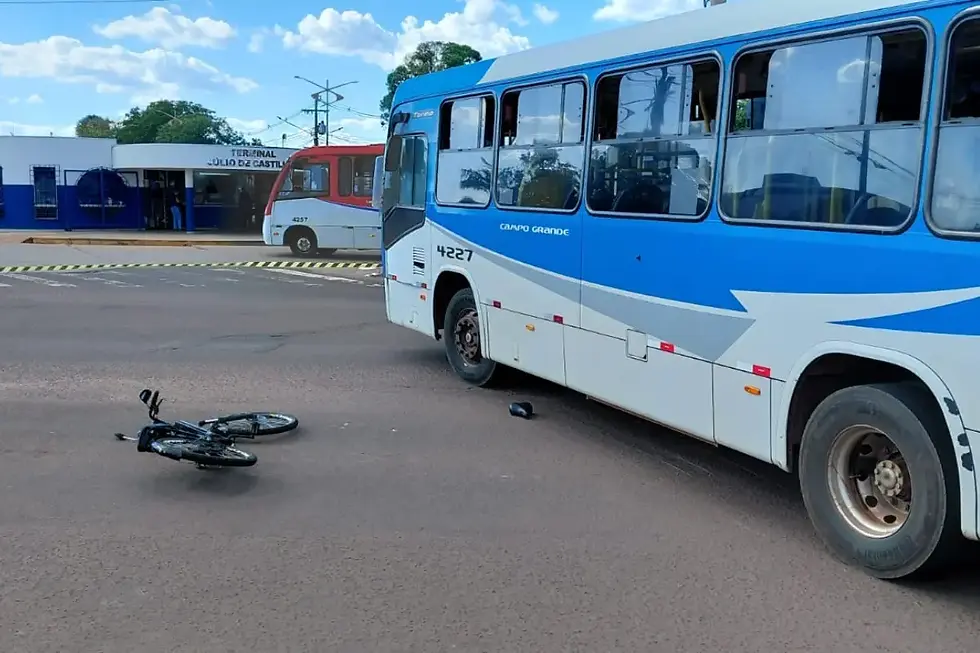 Adolescentes ficam feridas após colisão entre bicicleta elétrica e ônibus em Campo Grande
