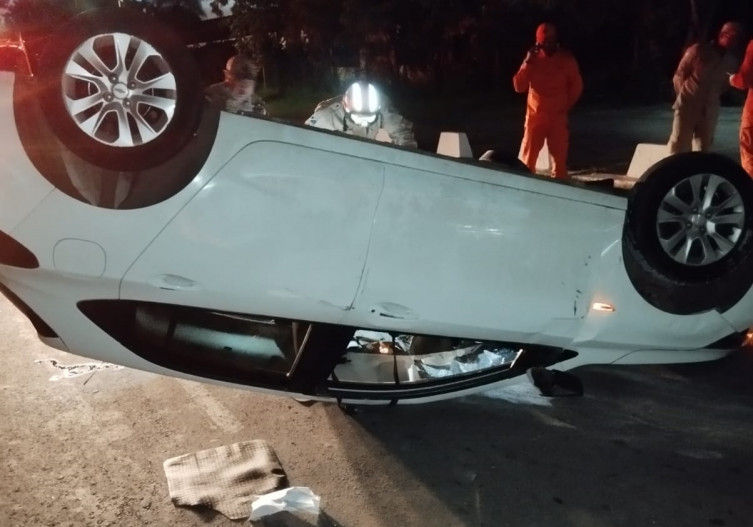 Motorista adormece ao volante e veículo capota no centro de Corumbá