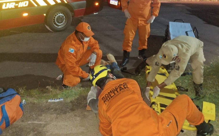Motociclista fica ferido após queda provocada por fio solto em Corumbá