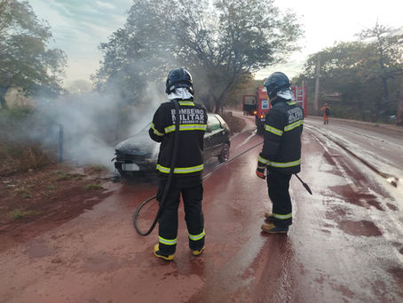 Forte cheiro de queimado antecede incêndio em veículo na entrada de Ladário