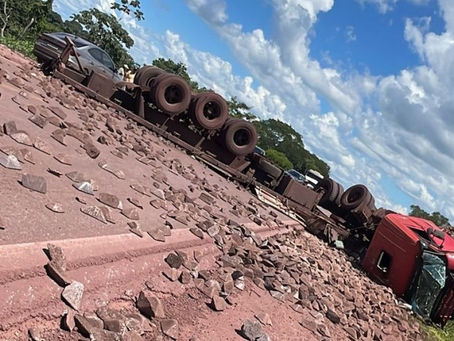 Tombamento de carreta deixa motorista ferido na BR-262